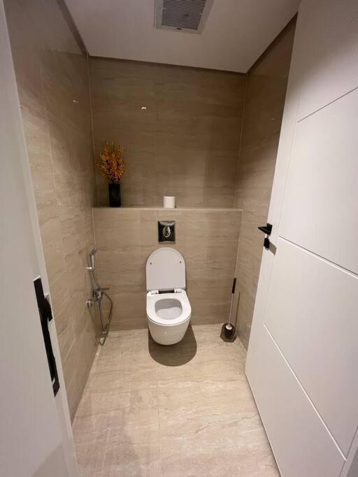Modern 3 Bedroom Flat *